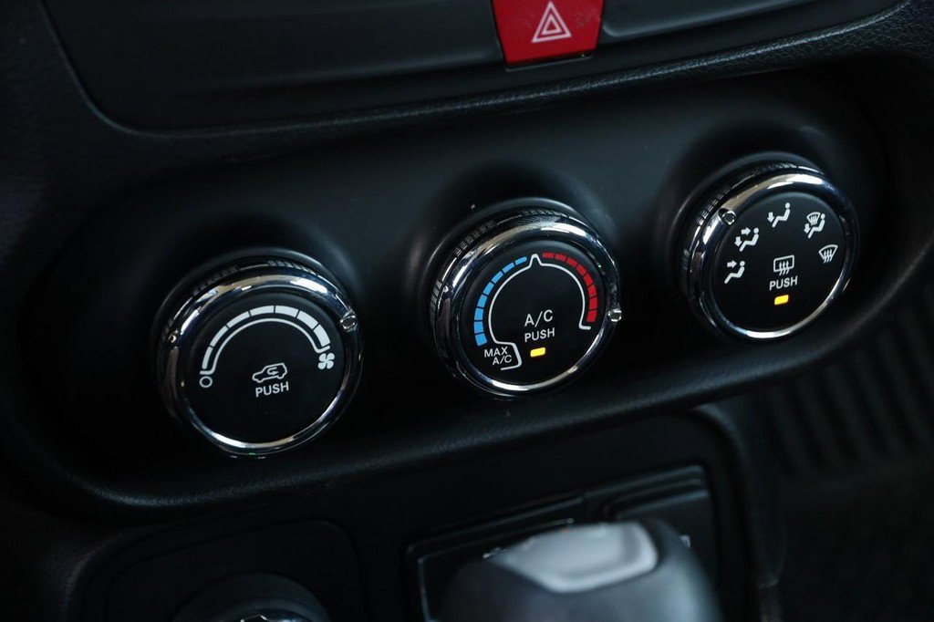 Used 2017 Jeep Renegade Latitude image 18