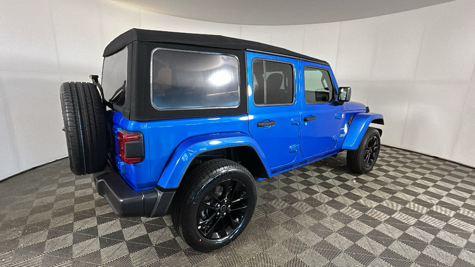 Used 2024 Jeep Wrangler Unlimited Sahara w/ Technology Group AWD/4WD image 3