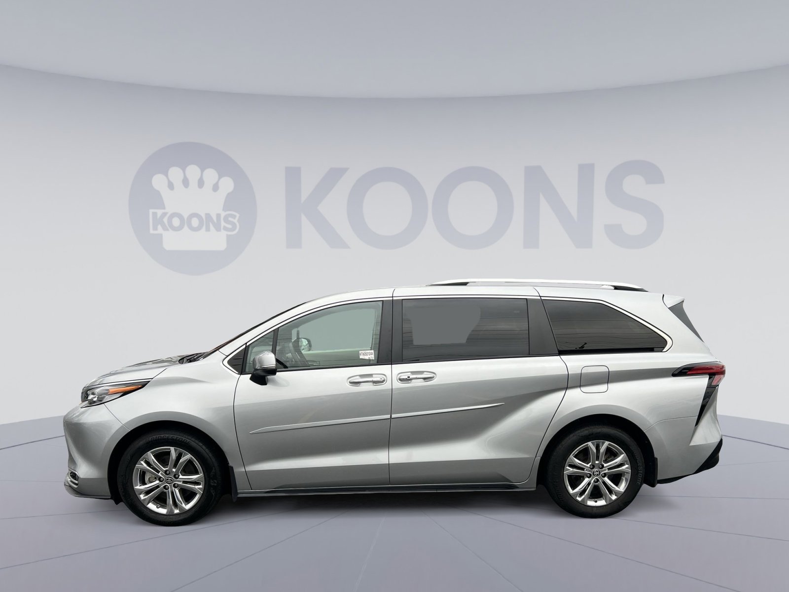 Used 2023 Toyota Sienna Platinum image 2