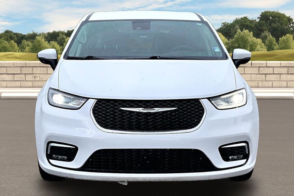 Used 2023 Chrysler Pacifica Touring-L FWD image 3