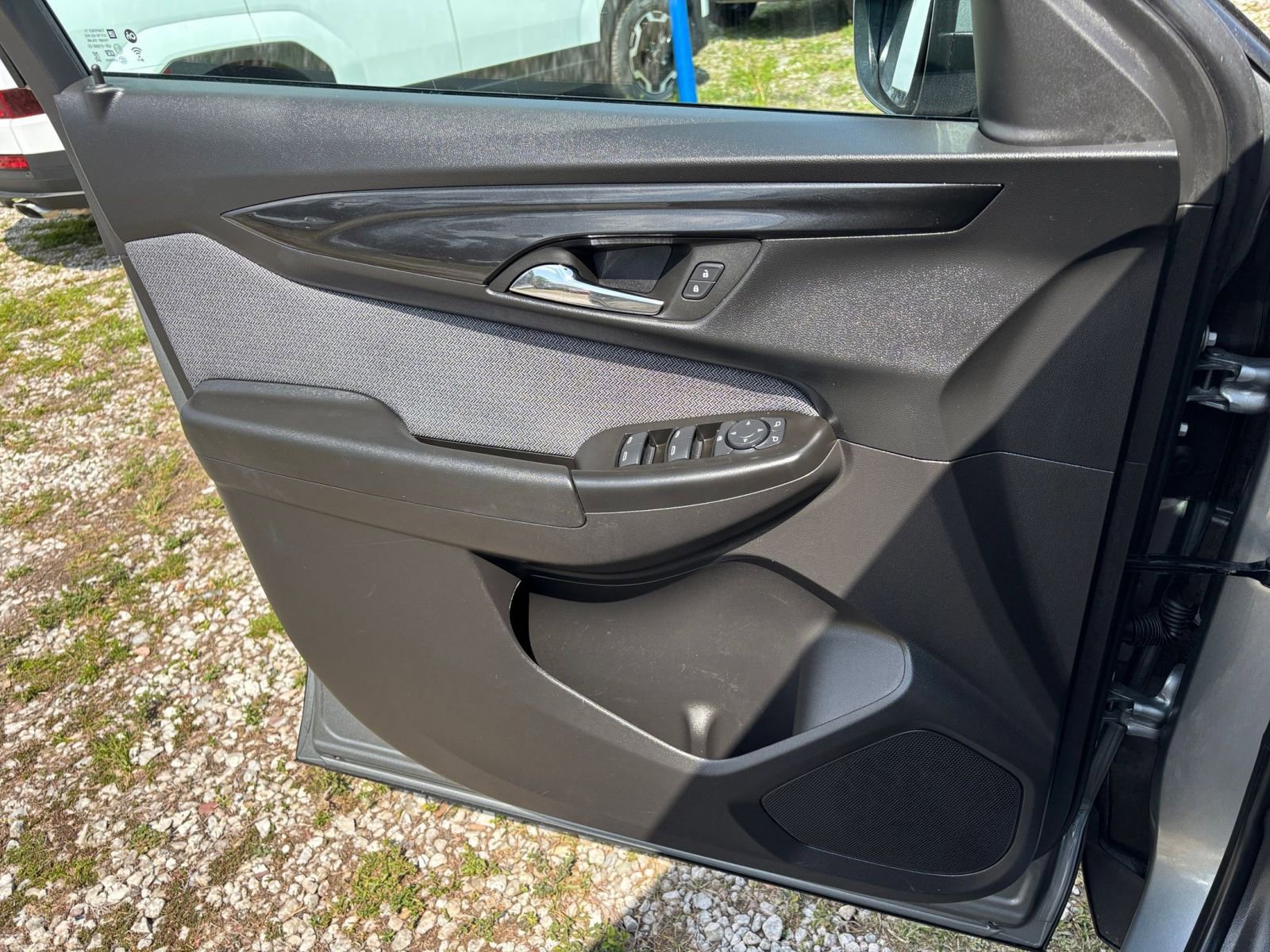 Used 2025 Chevrolet TrailBlazer LT FWD image 18