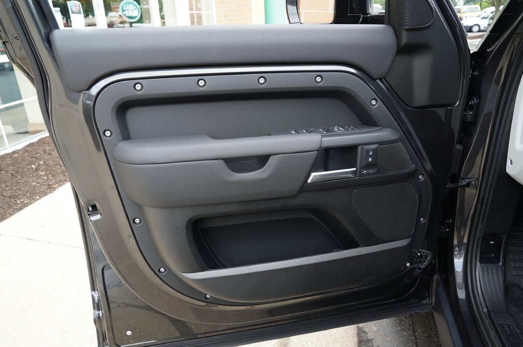 Used 2026 Land Rover Defender 110 X-Dynamic SE AWD/4WD image 9