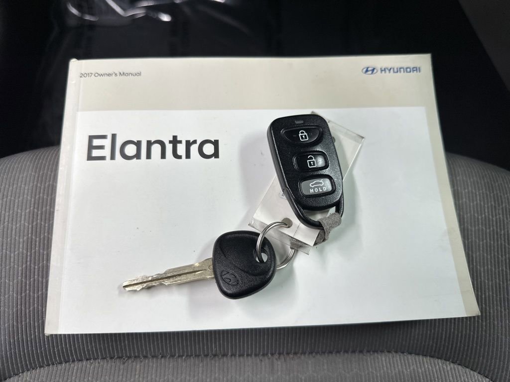 Used 2017 Hyundai Elantra SE image 33