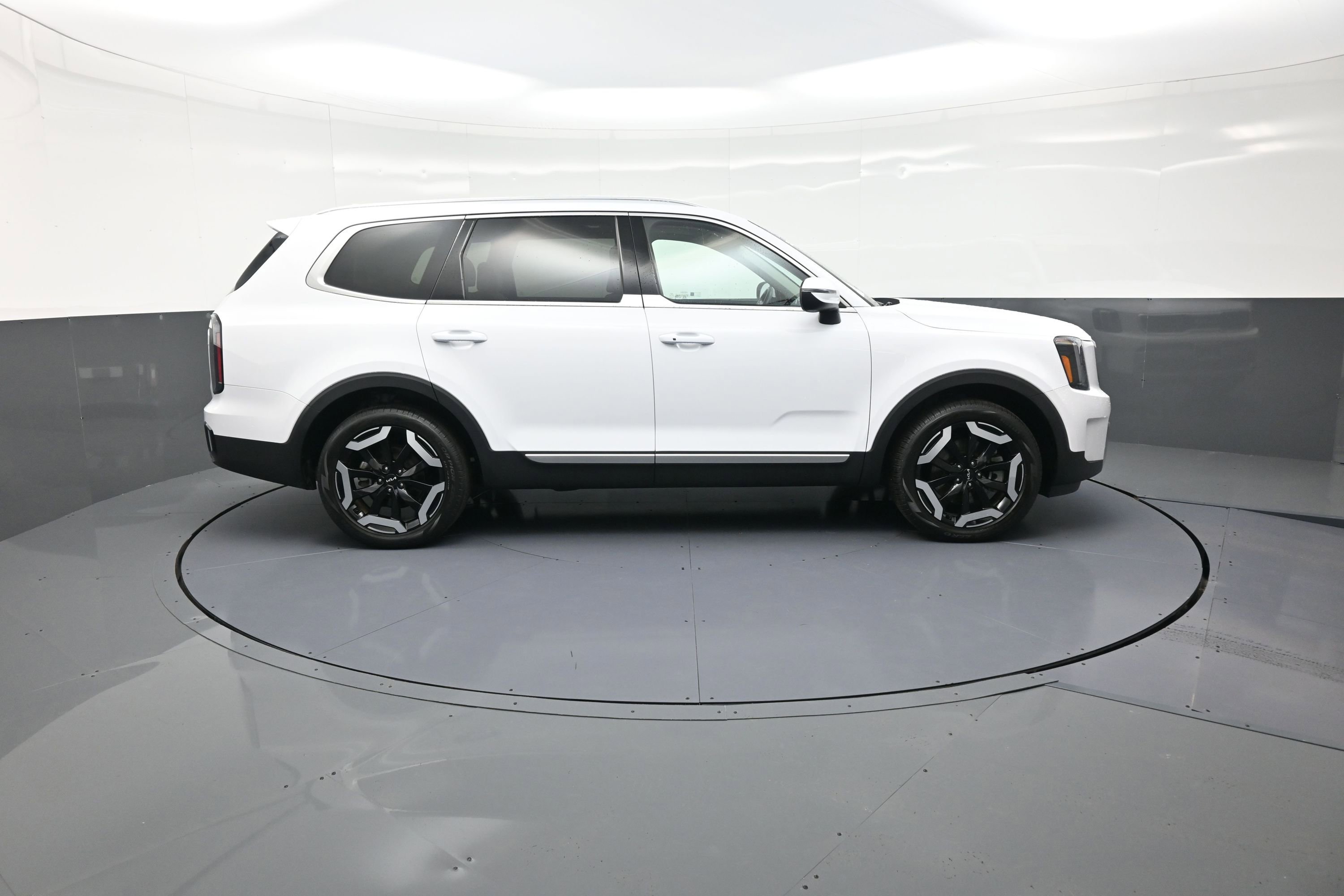 Used 2024 Kia Telluride EX w/ EX Captain's Chair Package image 2