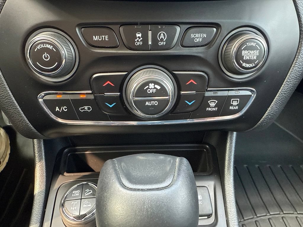 Used 2019 Jeep Cherokee Trailhawk w/ Cold Weather Group AWD/4WD image 39