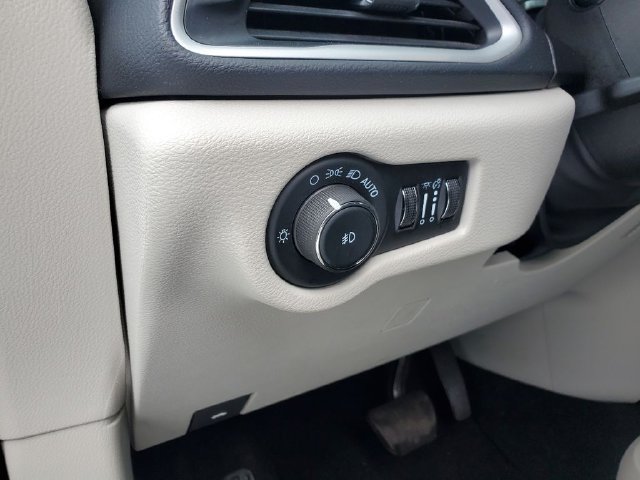 Used 2024 Chrysler Pacifica Touring-L FWD image 9