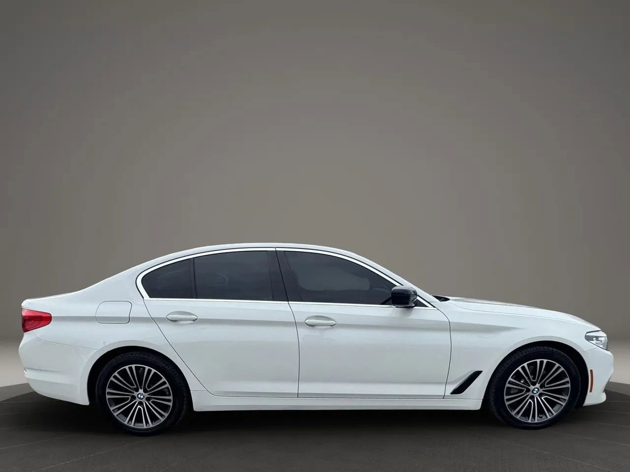 Used 2019 BMW 530i xDrive w/ Convenience Package image 3