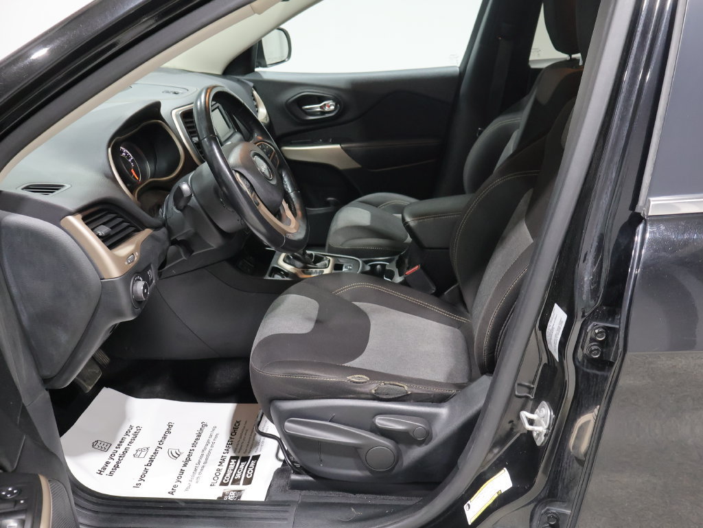 Used 2018 Jeep Cherokee Latitude w/ Cold Weather Group FWD image 10