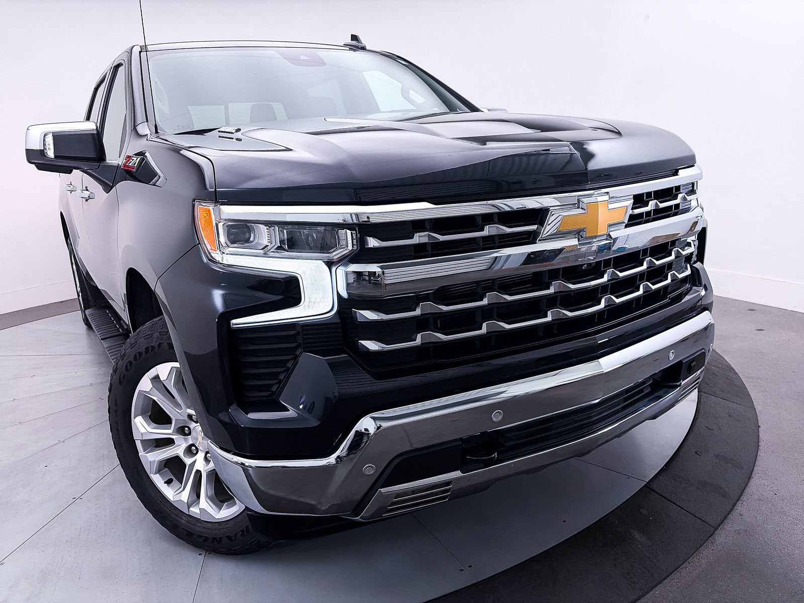 Used 2023 Chevrolet Silverado 1500 LTZ w/ Technology Package AWD/4WD image 3