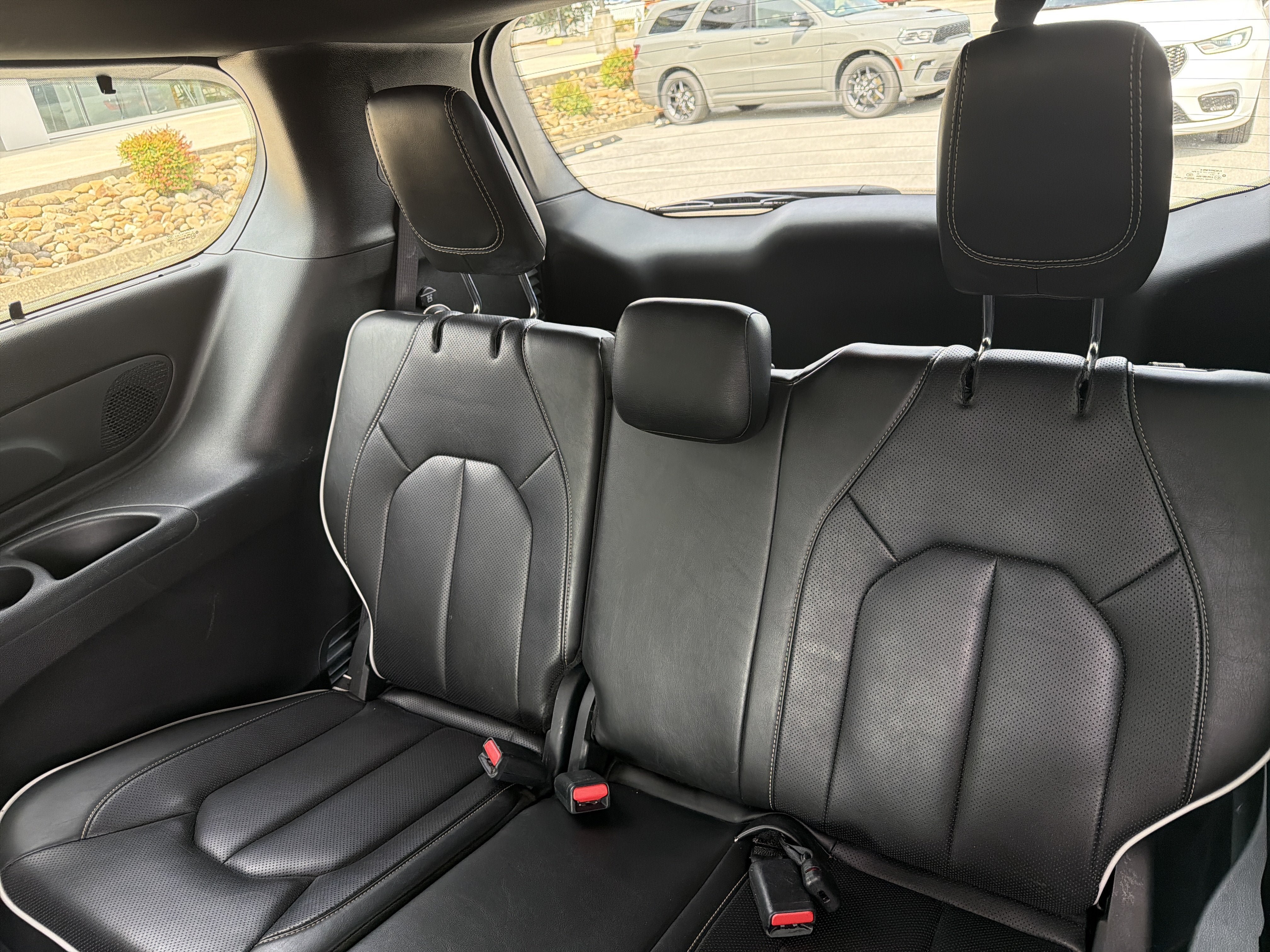 Used 2025 Chrysler Pacifica Limited FWD image 19