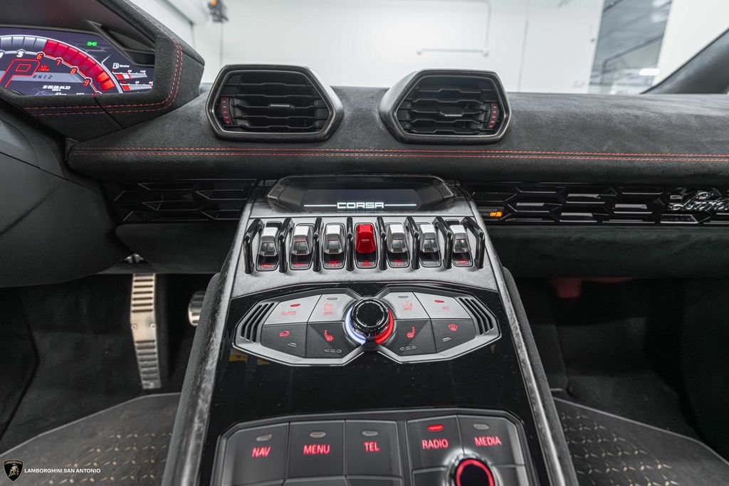 Used 2018 Lamborghini Huracan Performante AWD/4WD image 41