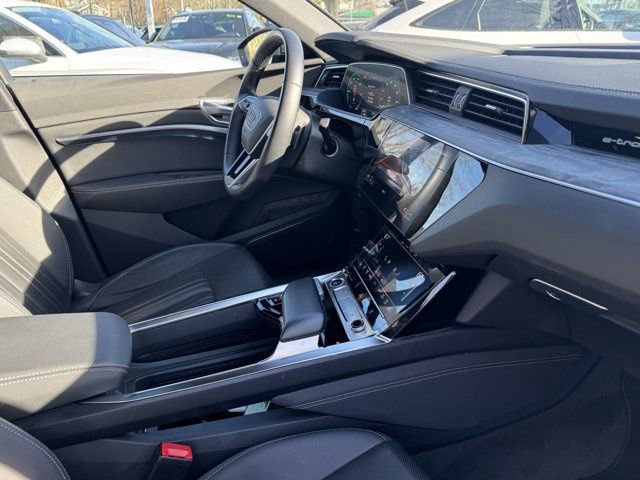 Used 2023 Audi e-tron Premium Plus image 27