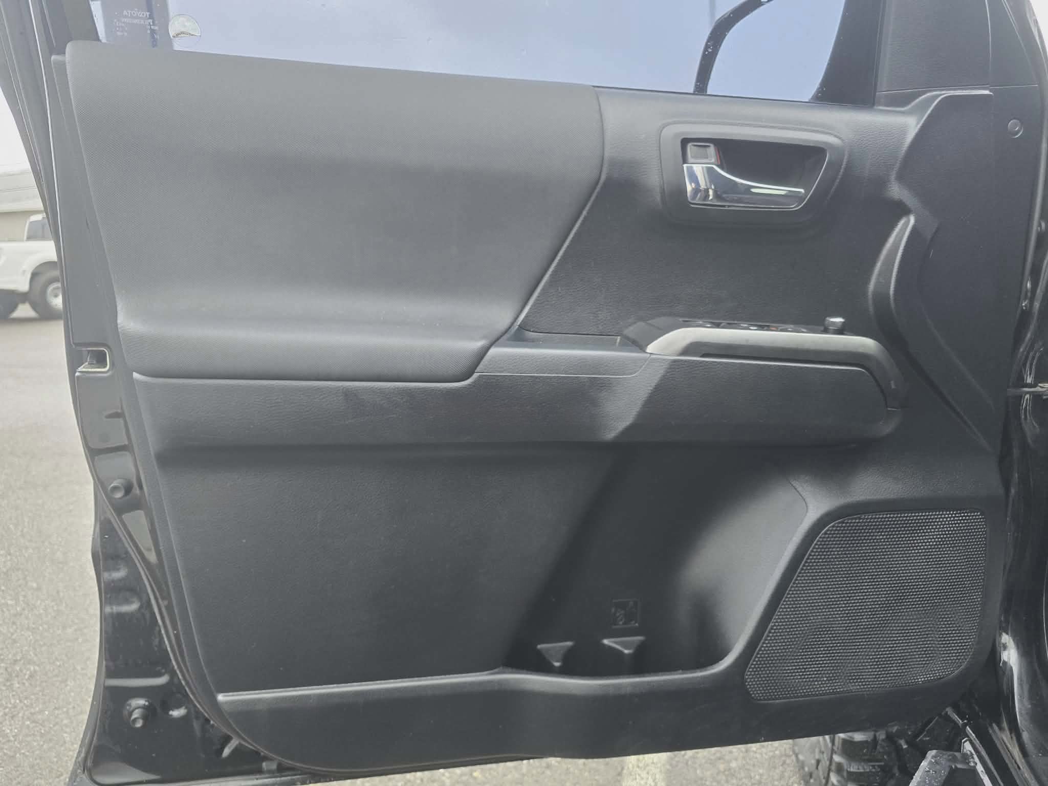 Used 2018 Toyota Tacoma TRD Off-Road image 17