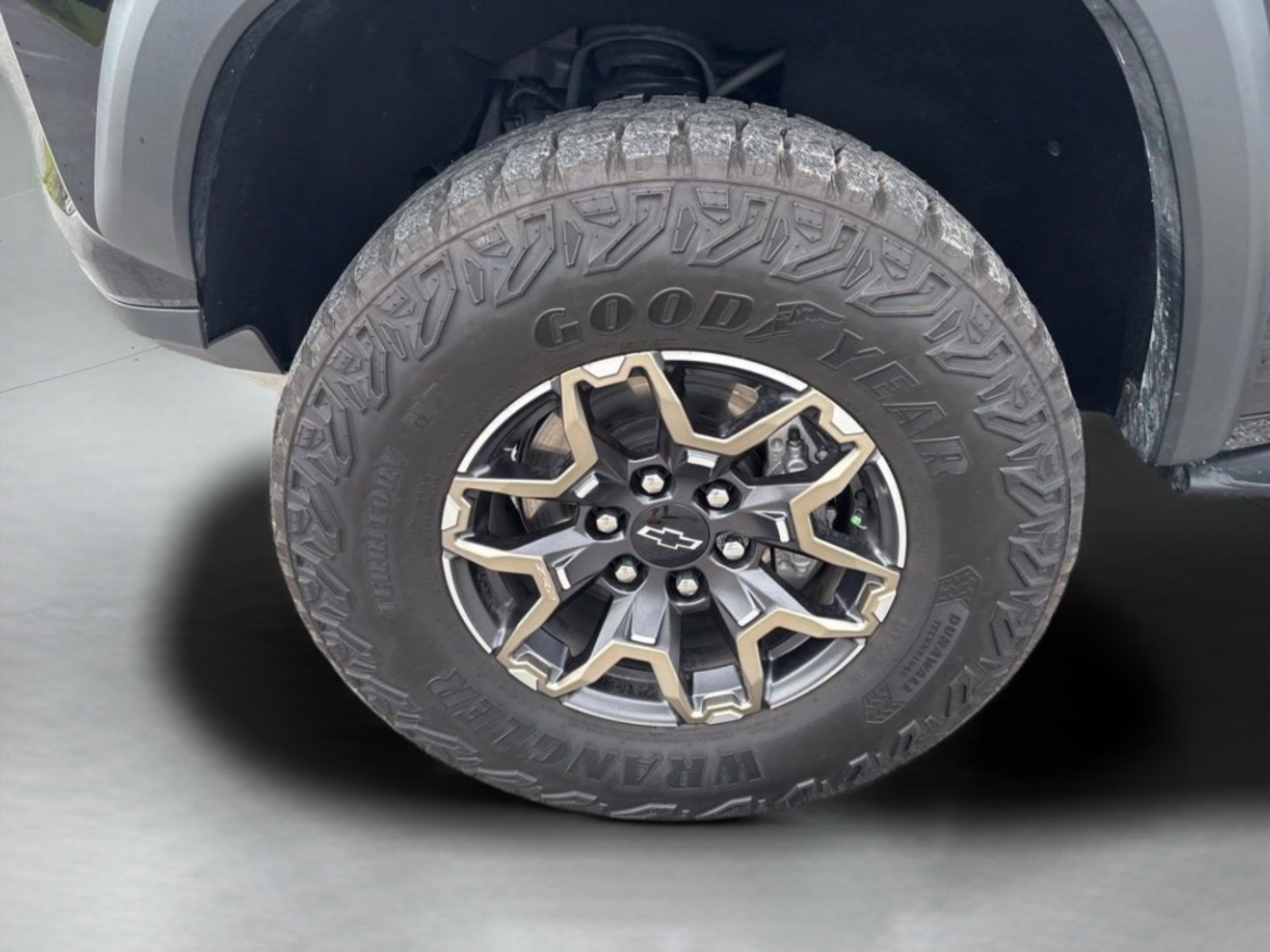 Used 2025 Chevrolet Colorado ZR2 w/ Technology Package AWD/4WD image 46