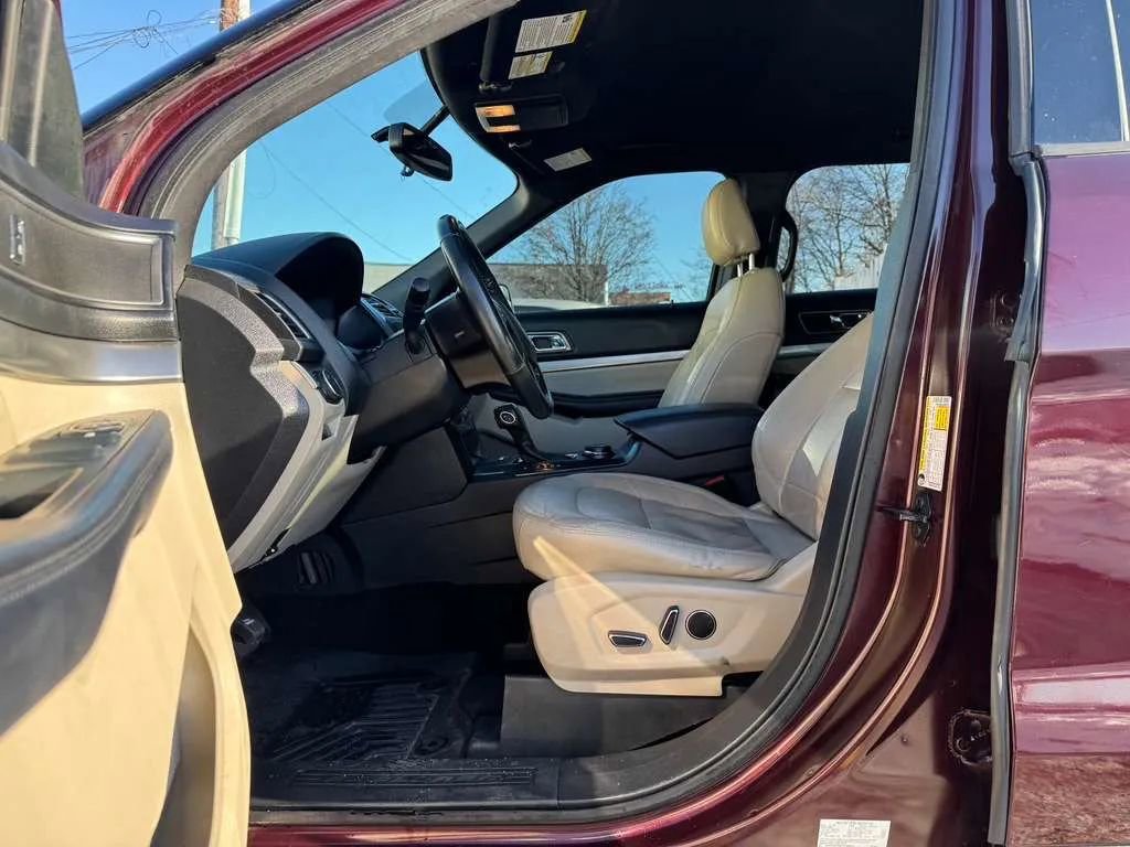 Used 2018 Ford Explorer XLT w/ Equipment Group 202A AWD/4WD image 10