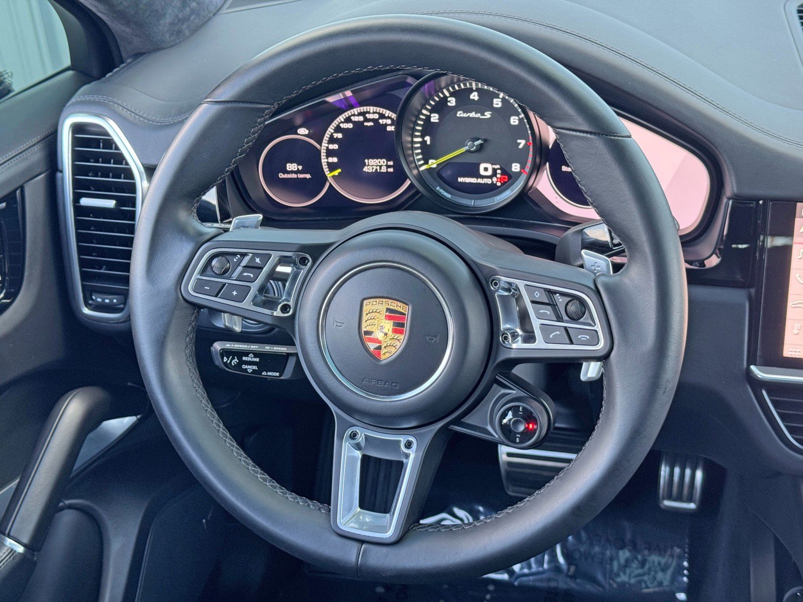 Used 2021 Porsche Cayenne Turbo S image 21