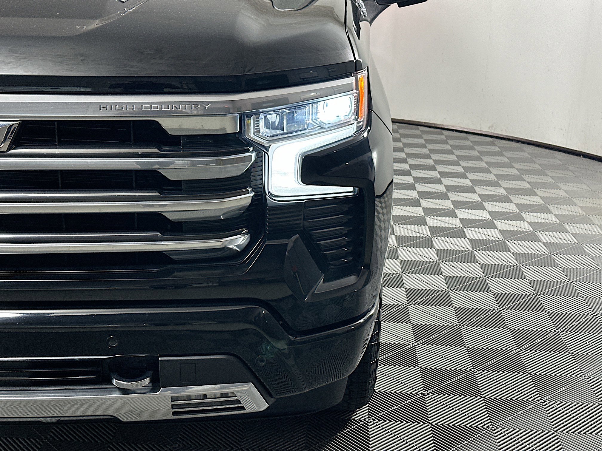 Used 2023 Chevrolet Silverado 1500 High Country w/ Technology Package AWD/4WD image 9