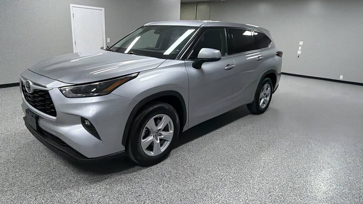 Used 2021 Toyota Highlander LE FWD image 7