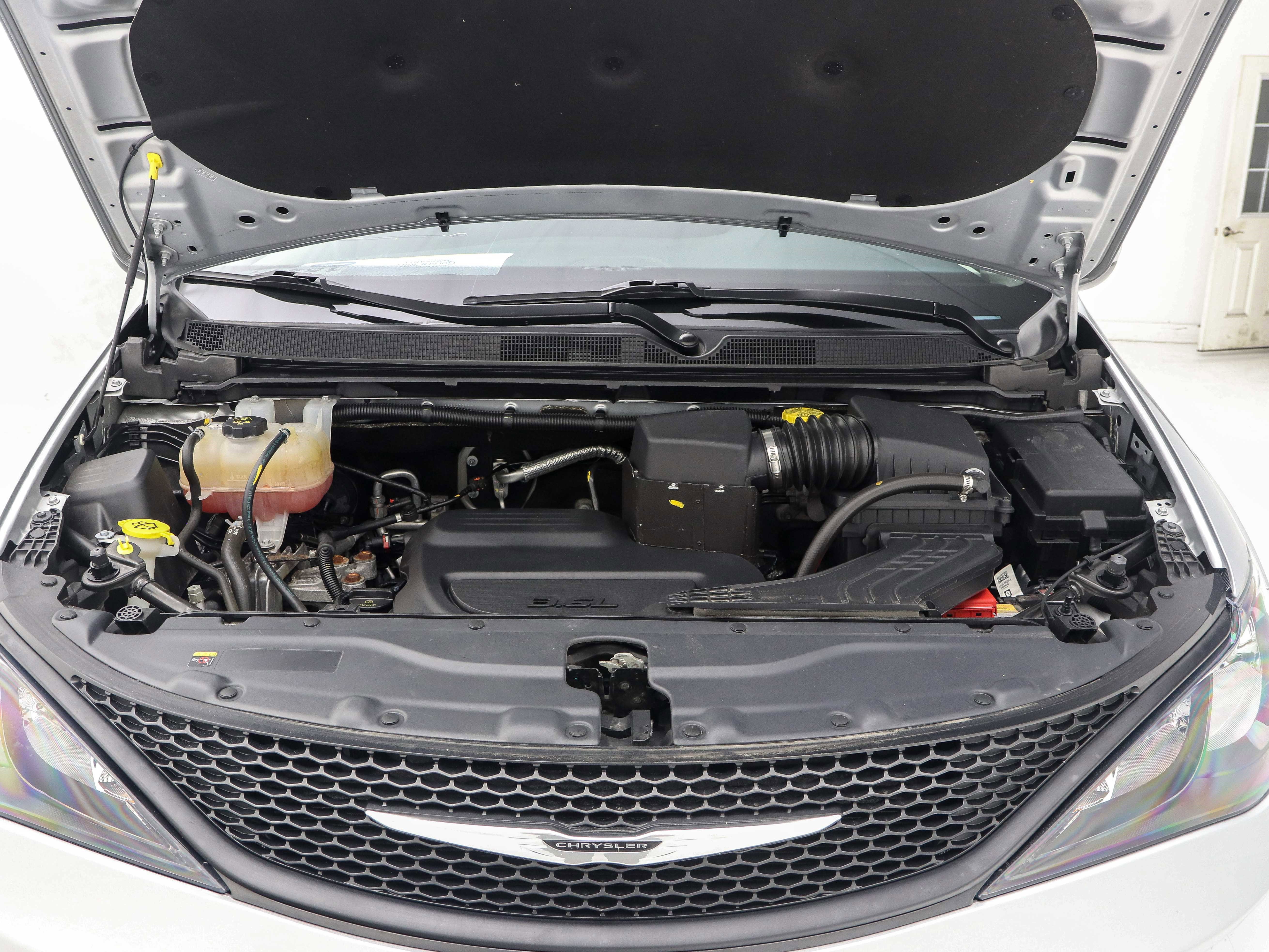 Used 2023 Chrysler Voyager LX image 31