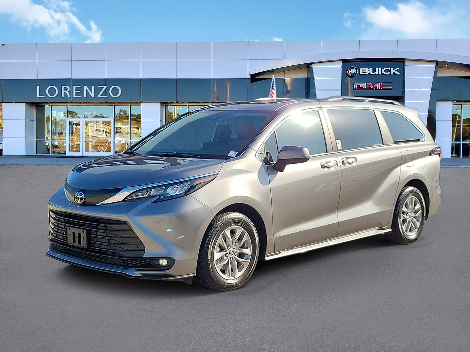 Used 2026 Toyota Sienna XLE FWD image 1