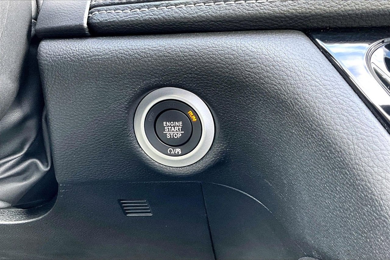 Used 2023 Chrysler Pacifica Limited w/ S Appearance Package image 28