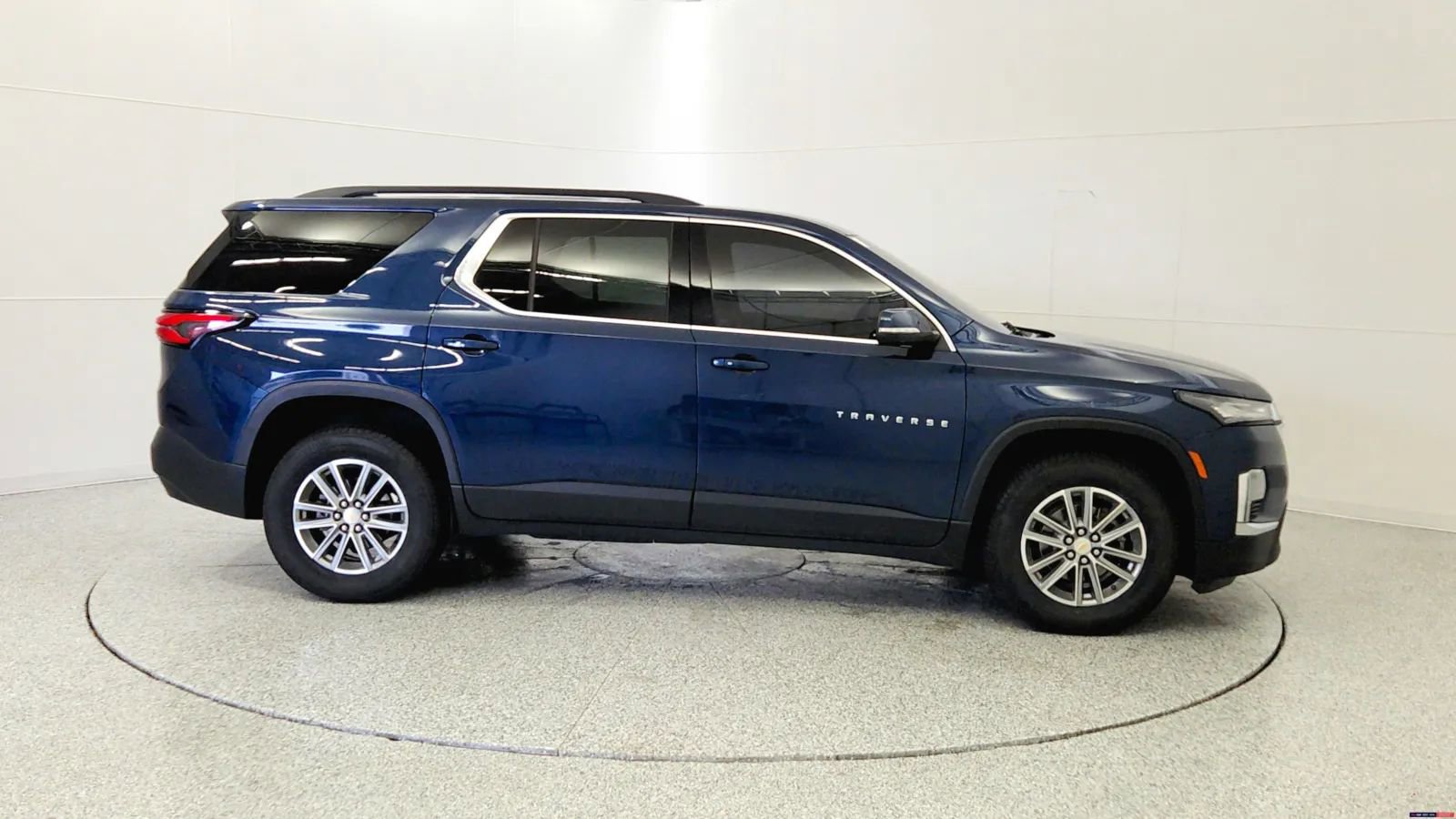 Used 2023 Chevrolet Traverse LT image 3