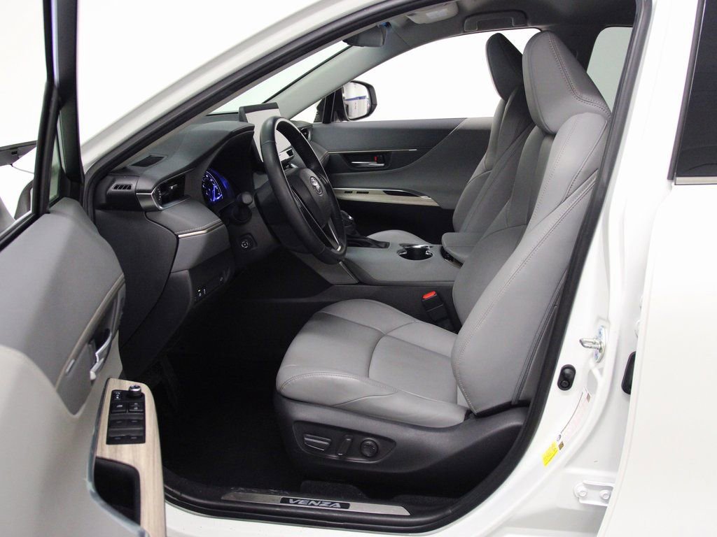 Used 2023 Toyota Venza XLE image 17