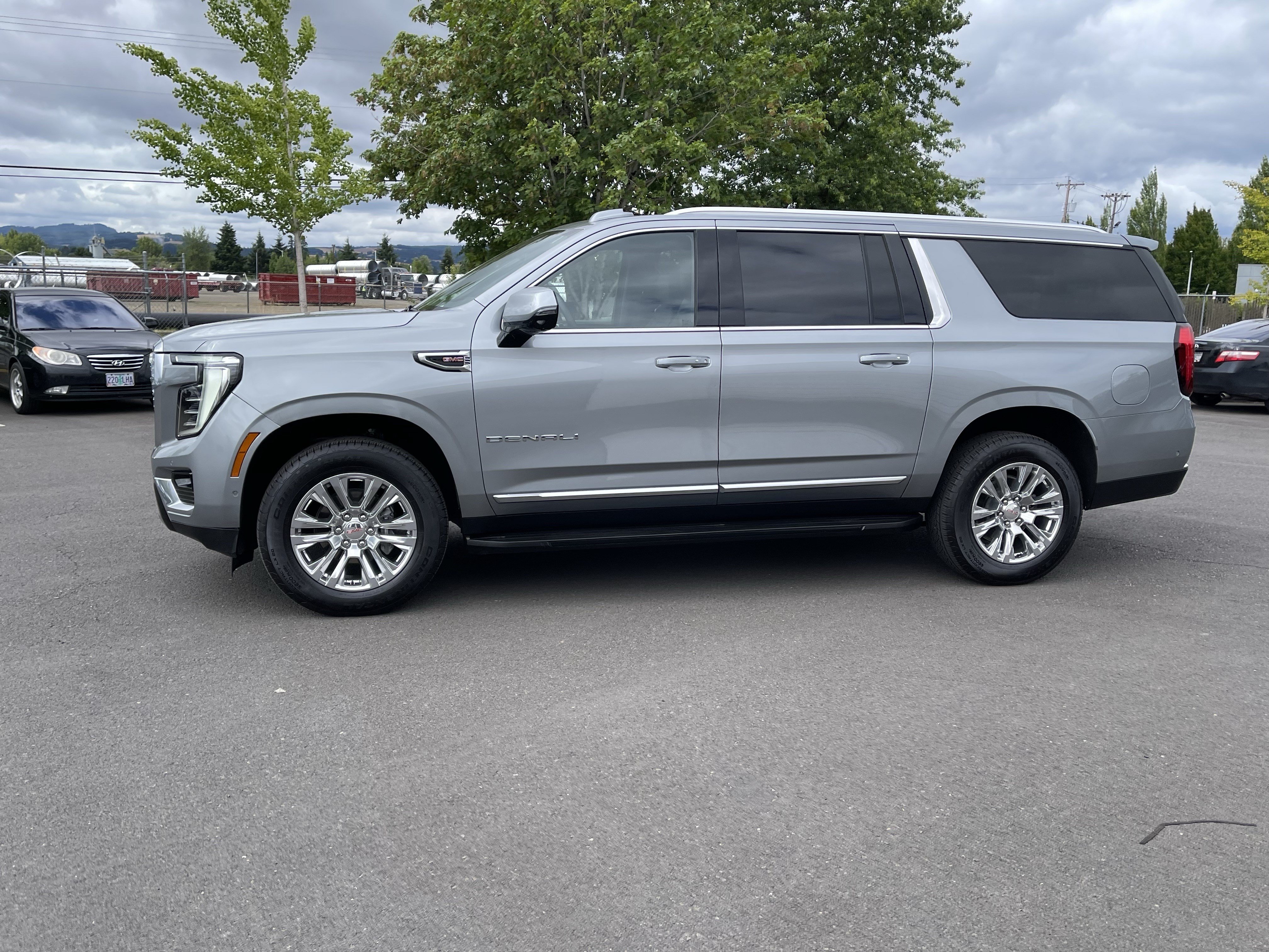Used 2025 GMC Yukon XL Denali AWD/4WD image 2