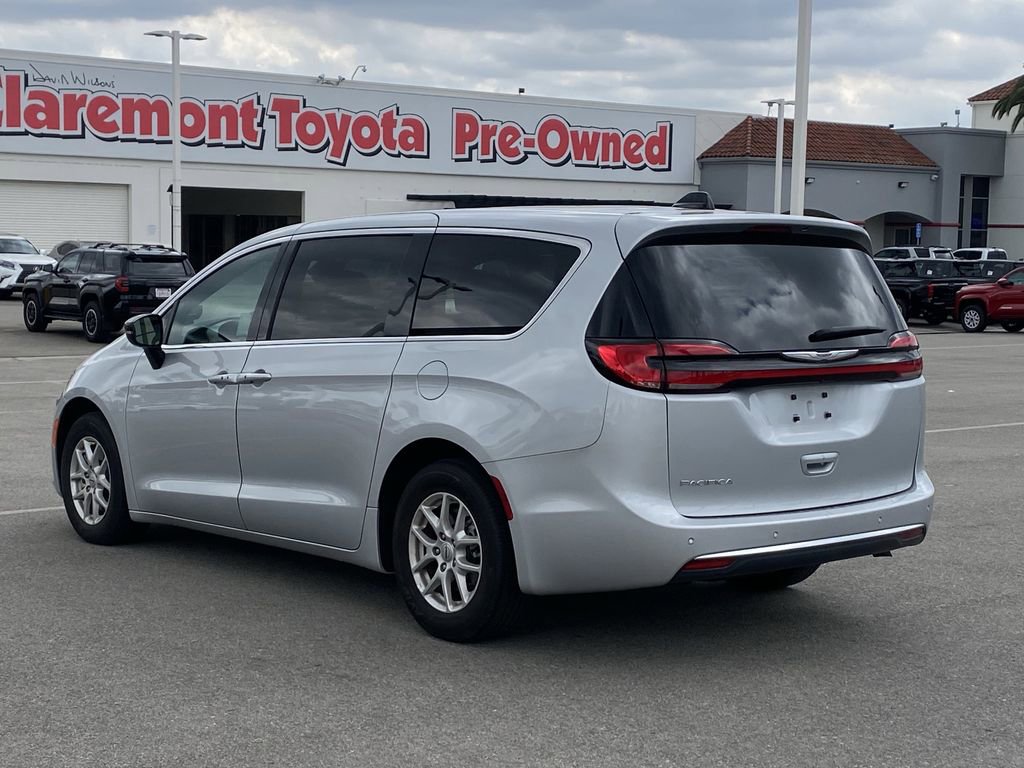 Used 2024 Chrysler Pacifica Touring image 4