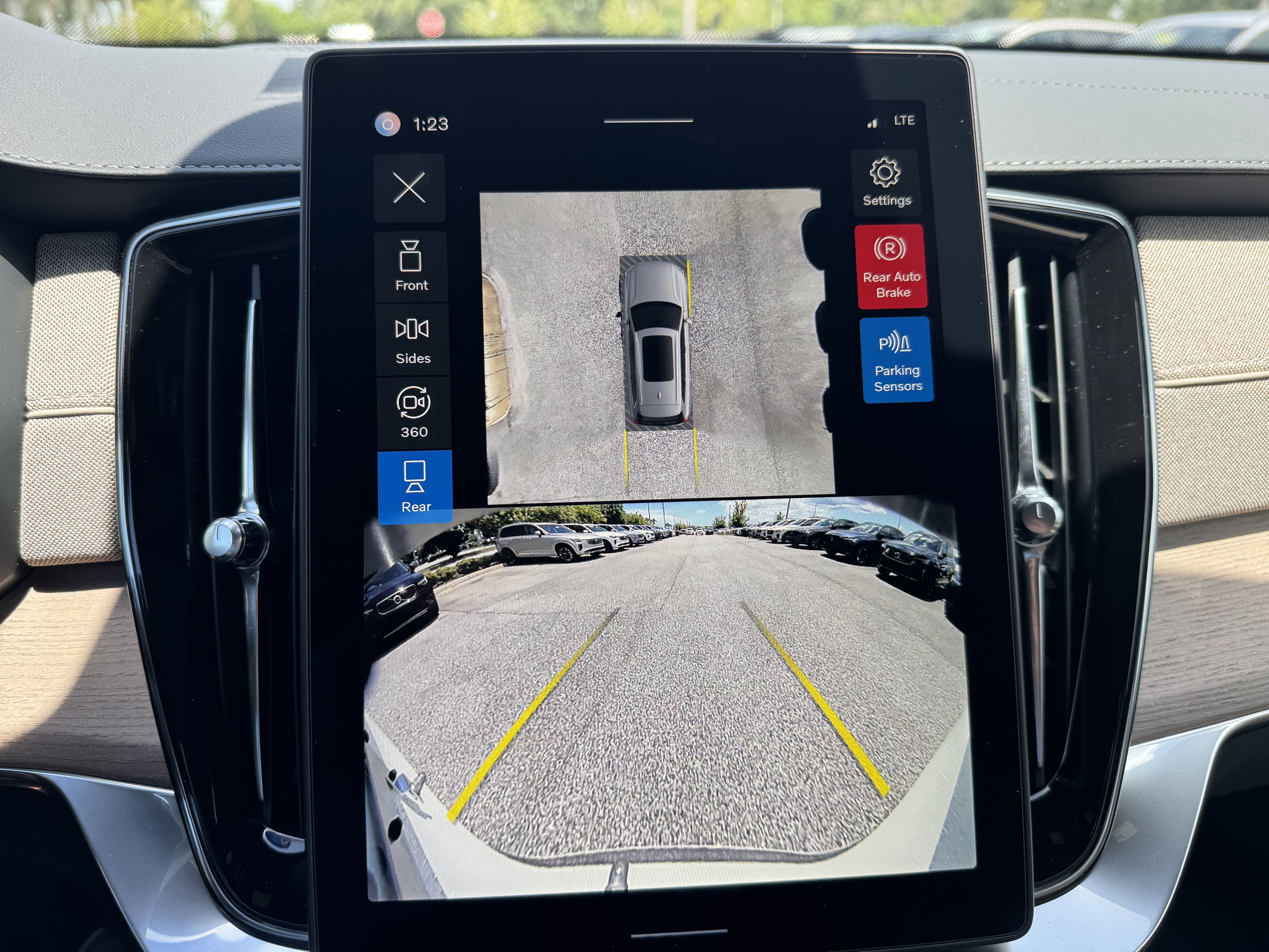 New 2026 Volvo XC90 B6 Plus w/ Protection Package Premier image 24