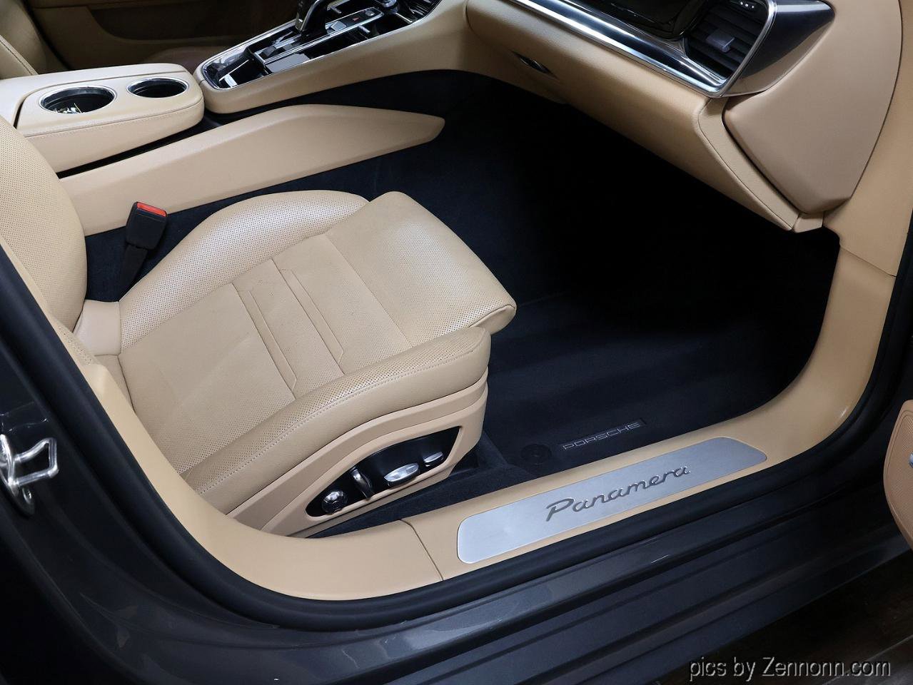 Used 2017 Porsche Panamera Sedan image 38