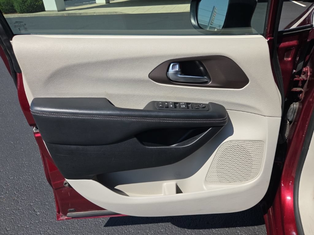 Used 2023 Chrysler Voyager LX FWD image 17