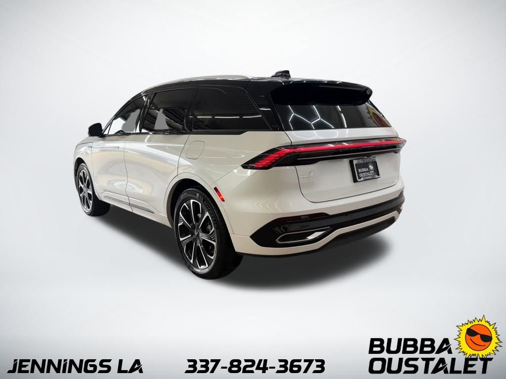 Used 2025 Lincoln Nautilus Reserve image 3