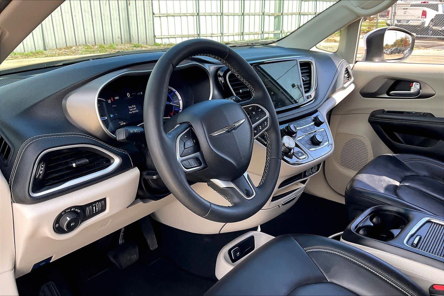 Used 2023 Chrysler Pacifica Touring-L image 16