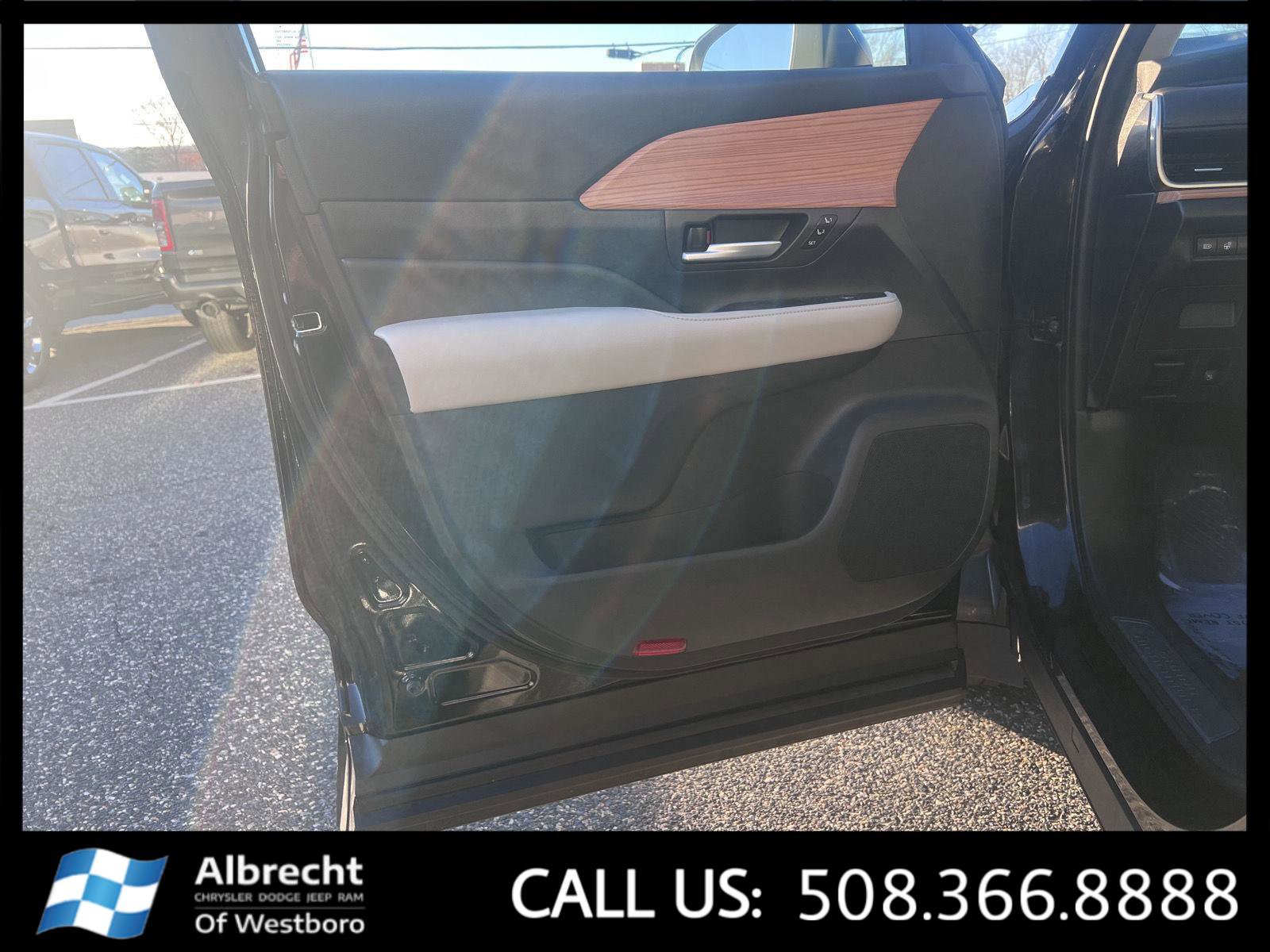 Used 2024 Toyota Grand Highlander Limited image 11