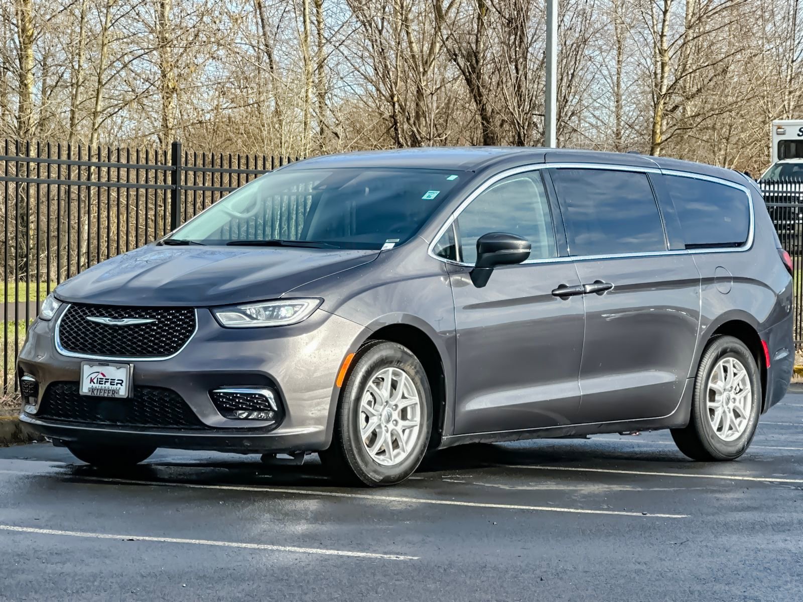 Used 2023 Chrysler Pacifica Touring-L image 8