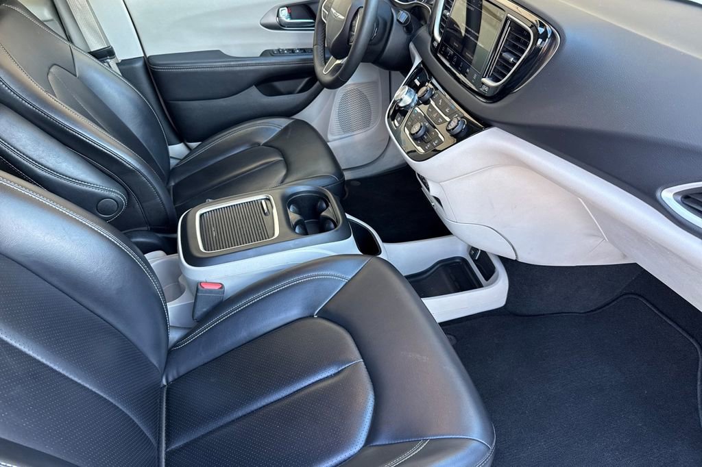 Used 2023 Chrysler Pacifica Touring-L image 25