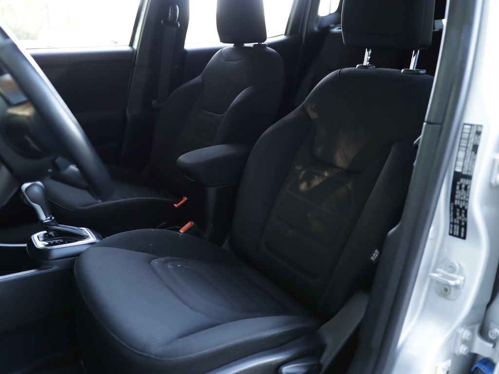 Used 2020 Jeep Renegade Latitude w/ Cold Weather Group AWD/4WD image 22