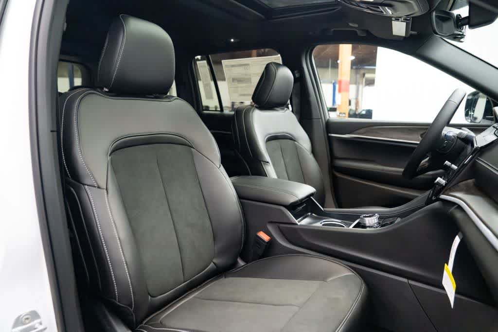 New 2026 Jeep Grand Cherokee Altitude AWD/4WD image 30