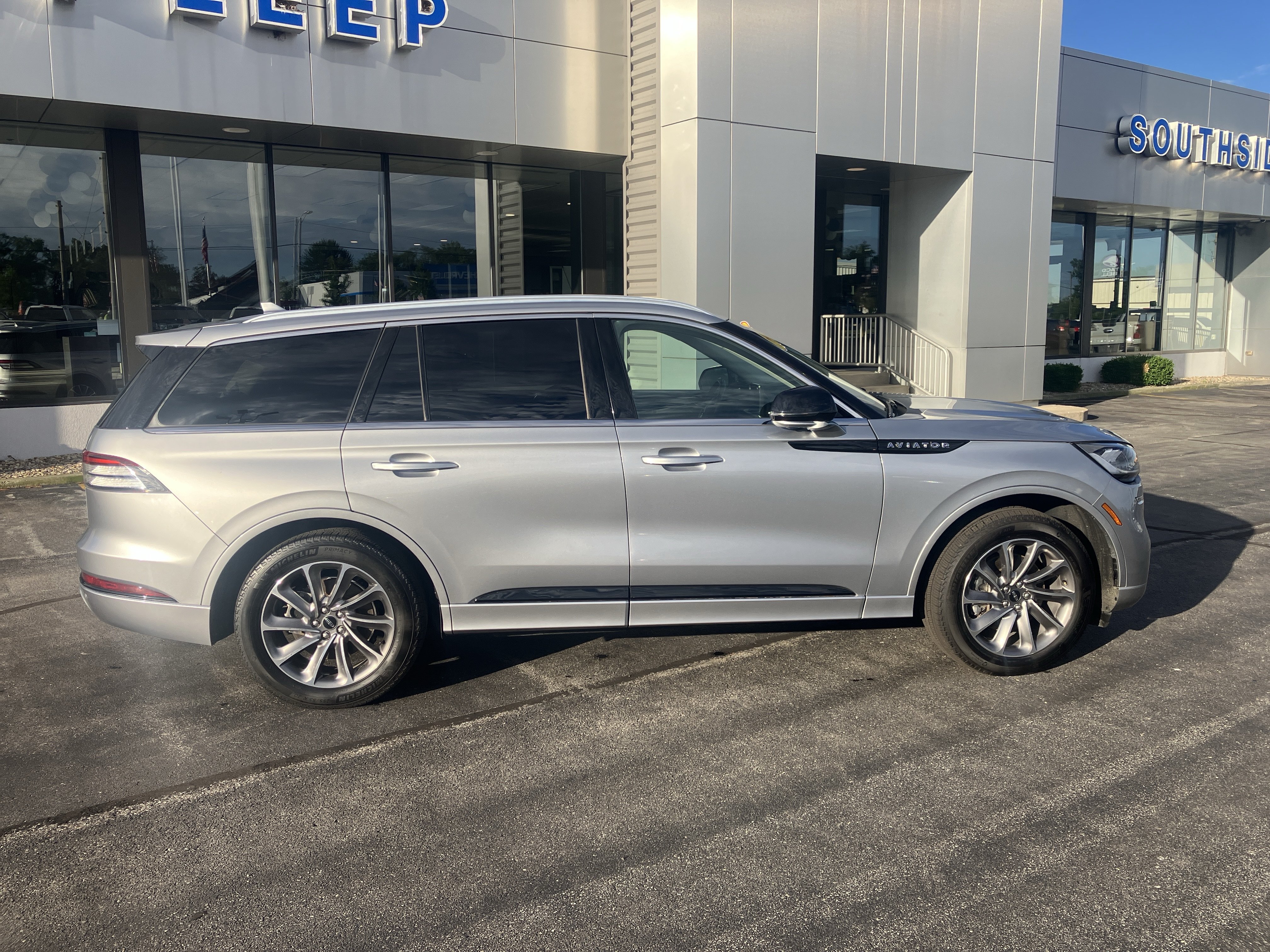 Used 2020 Lincoln Aviator Grand Touring w/ Elements Package Plus AWD/4WD image 8