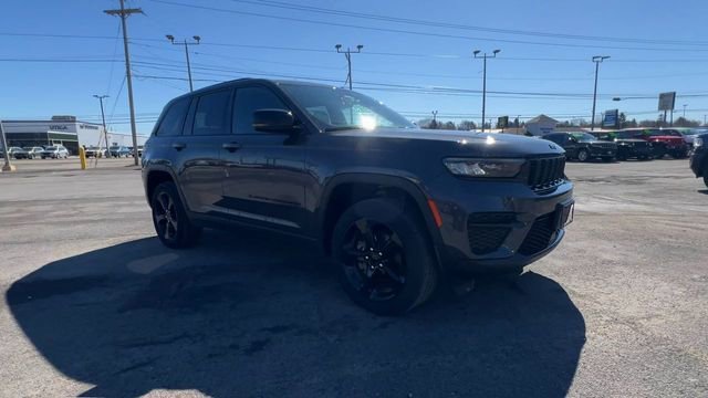 Used 2023 Jeep Grand Cherokee Altitude image 2