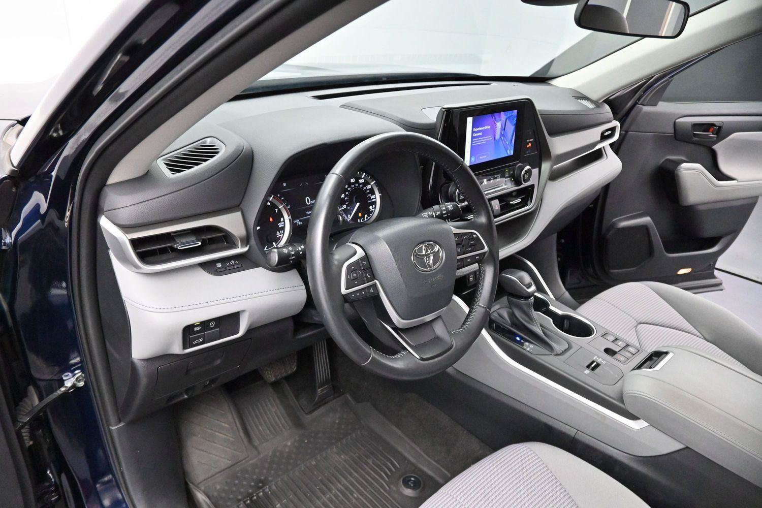 Used 2023 Toyota Highlander LE FWD image 12
