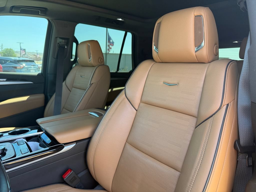 Used 2025 Cadillac Escalade Premium Luxury AWD/4WD image 46