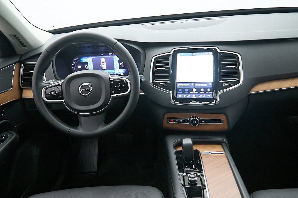 Certified 2024 Volvo XC90 T8 Plus AWD/4WD image 26
