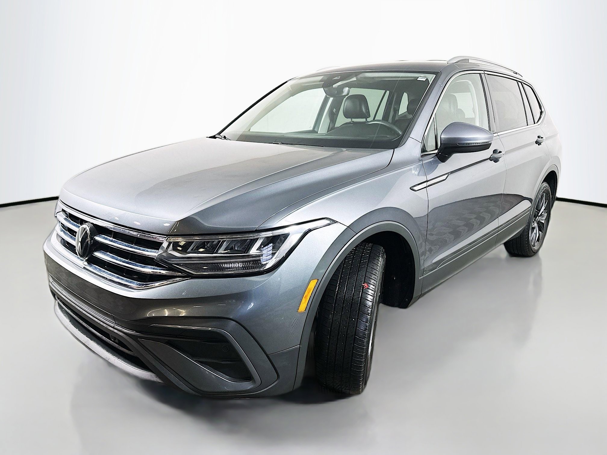 Used 2024 Volkswagen Tiguan SE image 3