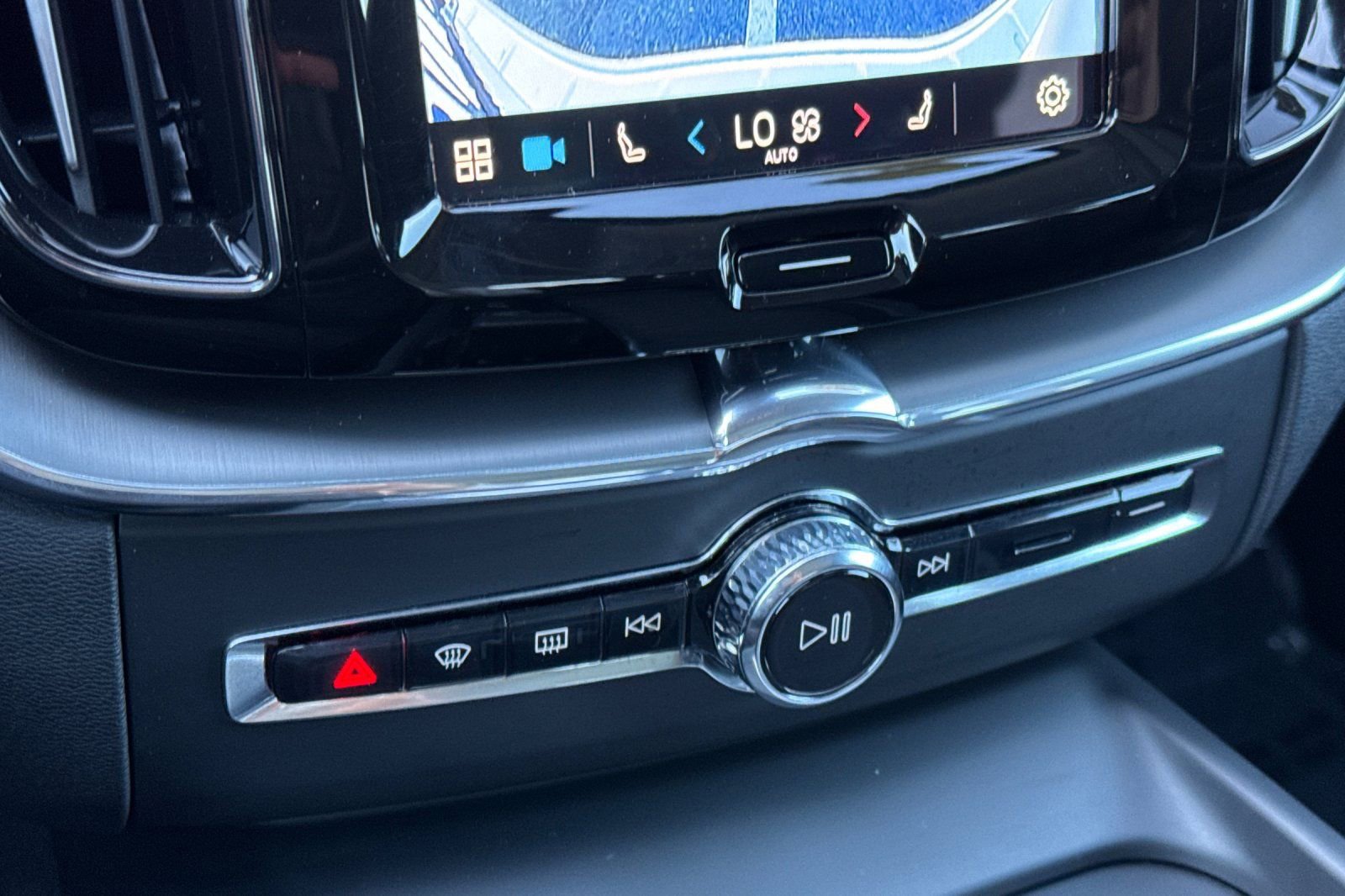 Used 2025 Volvo XC60 B5 Core w/ Protection Package Premier image 23