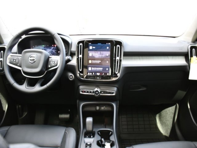 New 2025 Volvo XC40 B5 Core w/ Protection Package Premier image 18