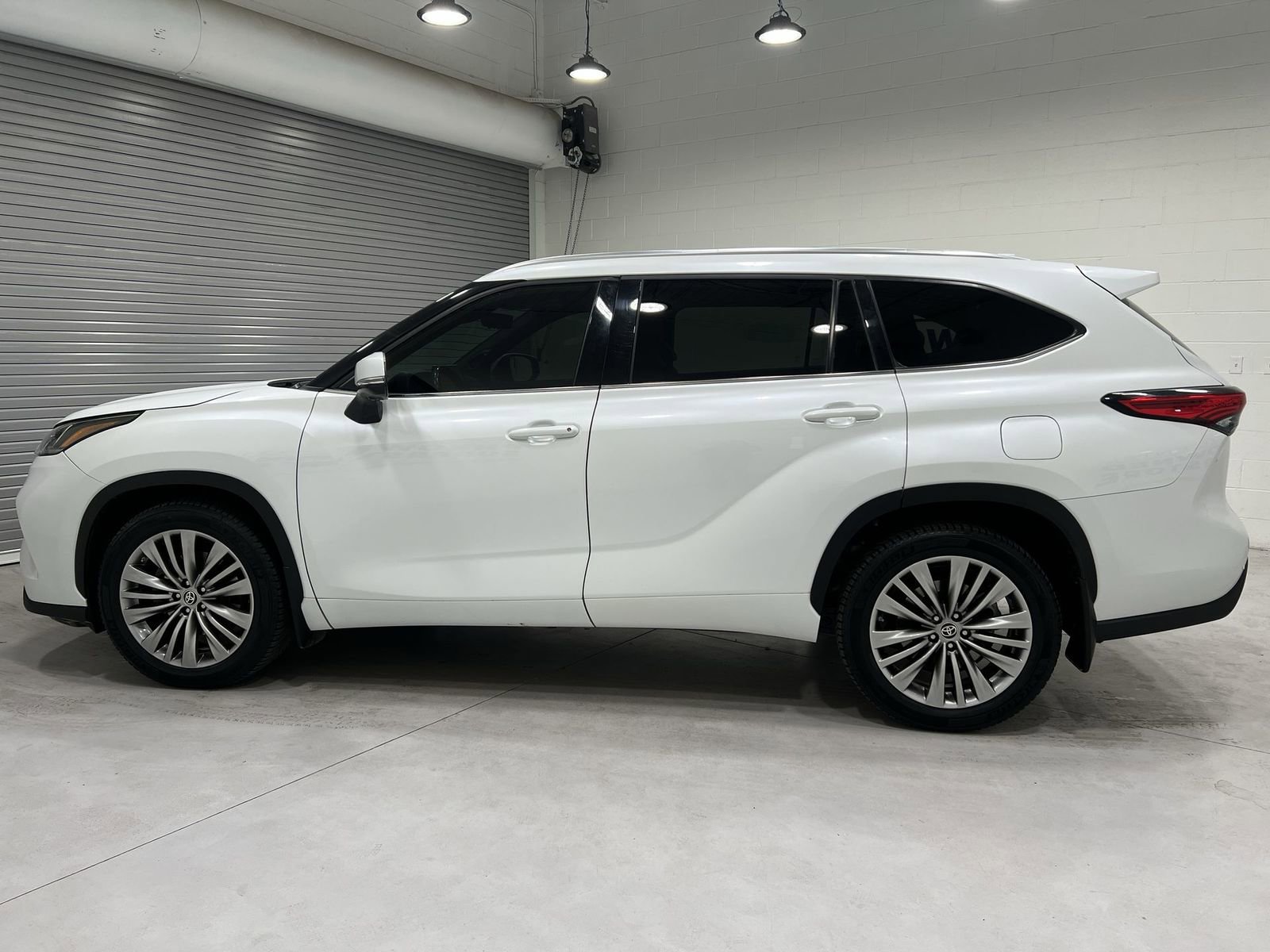Used 2023 Toyota Highlander Platinum image 5