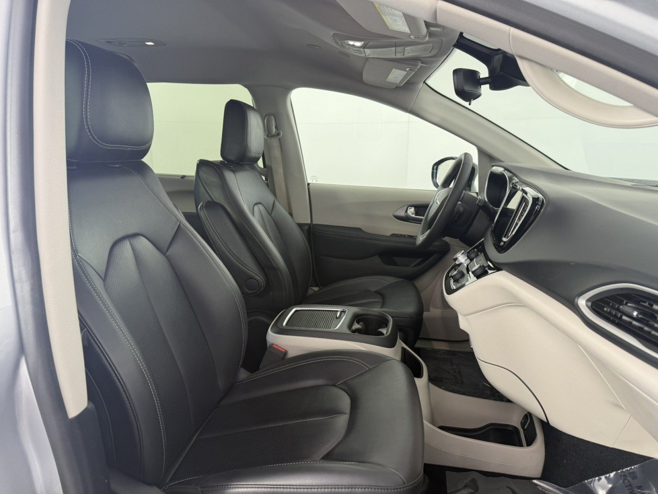 Used 2024 Chrysler Pacifica Touring-L FWD image 10