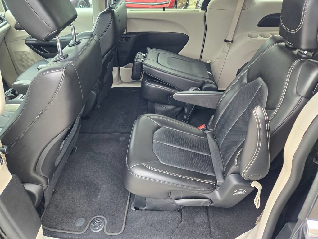 Used 2023 Chrysler Pacifica Touring-L FWD image 26